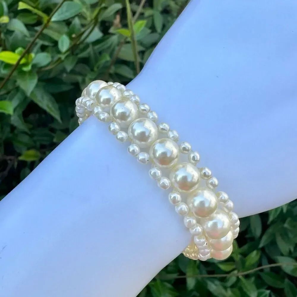 Avon Faux pearl stretchy bracelet